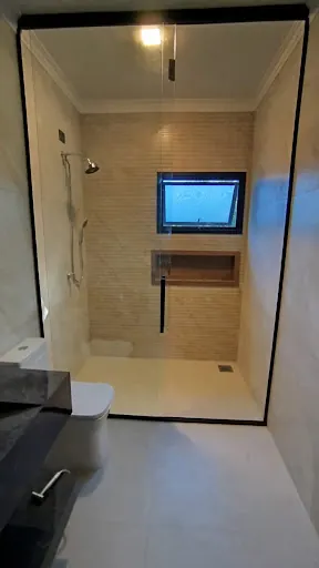 Box de banheiro em vidro do piso ao teto
