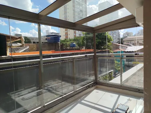 Cobertura de vidro com estrutura metálica em área externa