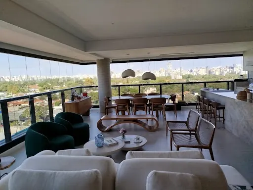 Sacada de apartamento com cortina de vidro