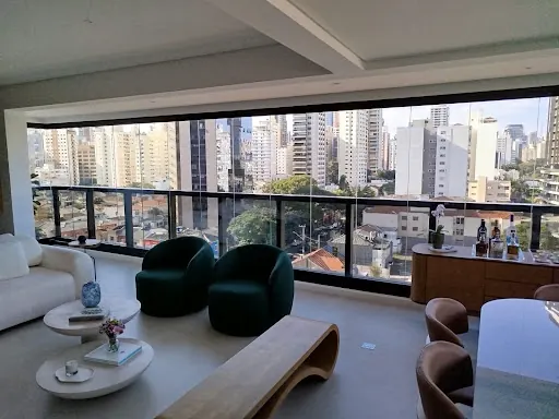 Living integrado com sacada envidraçada e vista panorâmica