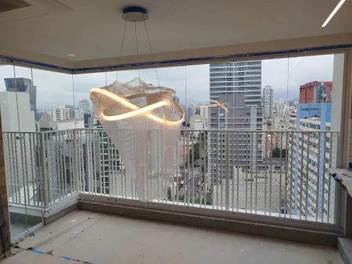 Sacada de apartamento fechada com cortina de vidro e vista da cidade