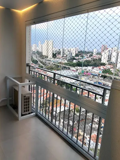 Sacada envidraçada com tela de proteção