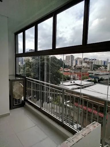 Sacada com vidro fixo superior e caixilho escuro